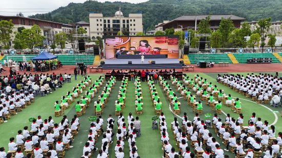 利川民歌会暨庆六一“杨娟奖学金”颁奖仪式在孙家庵小学举办。通讯员 供图