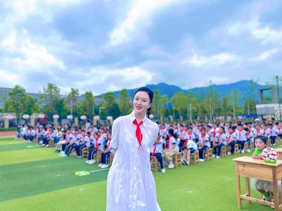 今年是杨娟投身公益助学事业的第20个年头。通讯员 供图