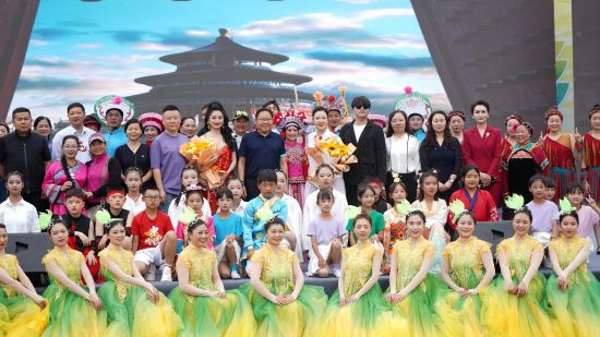 杨娟将利川丰富的非物质文化遗产融入助学活动。通讯员 供图