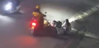 法治在线丨紧急调头！犬只挣脱绳索追咬路人 外卖小哥出手相救